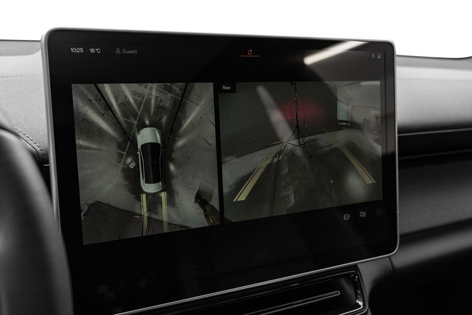 360-kamera og ryggekamera, minimalistisk dashbord