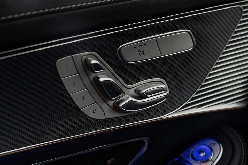 Elektrisk justerbart AMG-sportssete i premium sort skinn med minnefunksjon.
