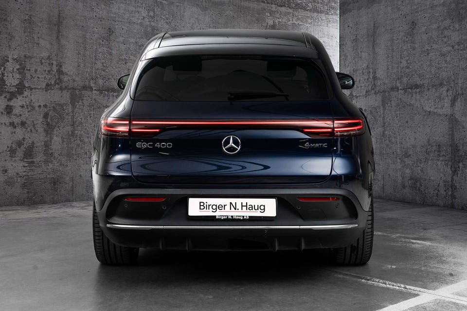 Sportslig AMG-hekk med integrert diffuser og sammenhengende LED-baklykter.