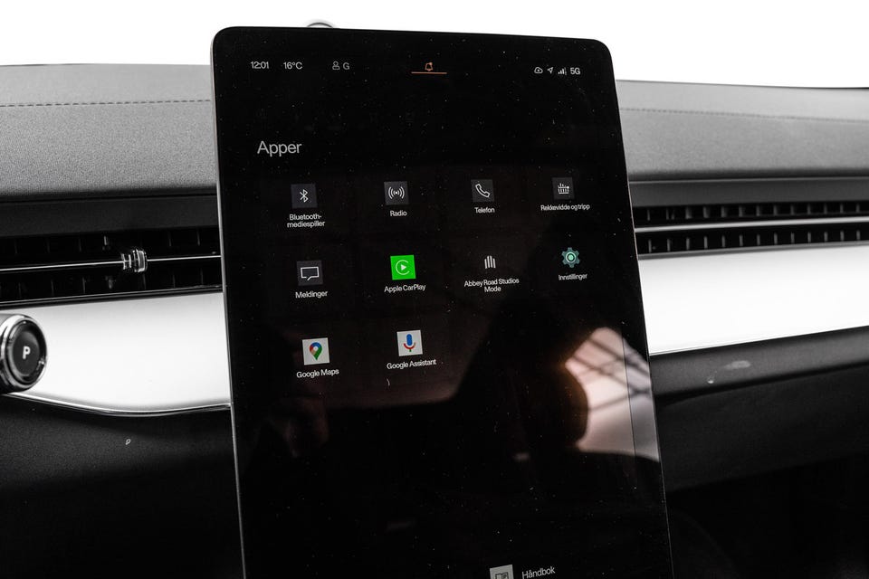 Stor vertikal infotainmentskjerm med Google-basert system, Apple CarPlay og Abbey Road Studios-lyd