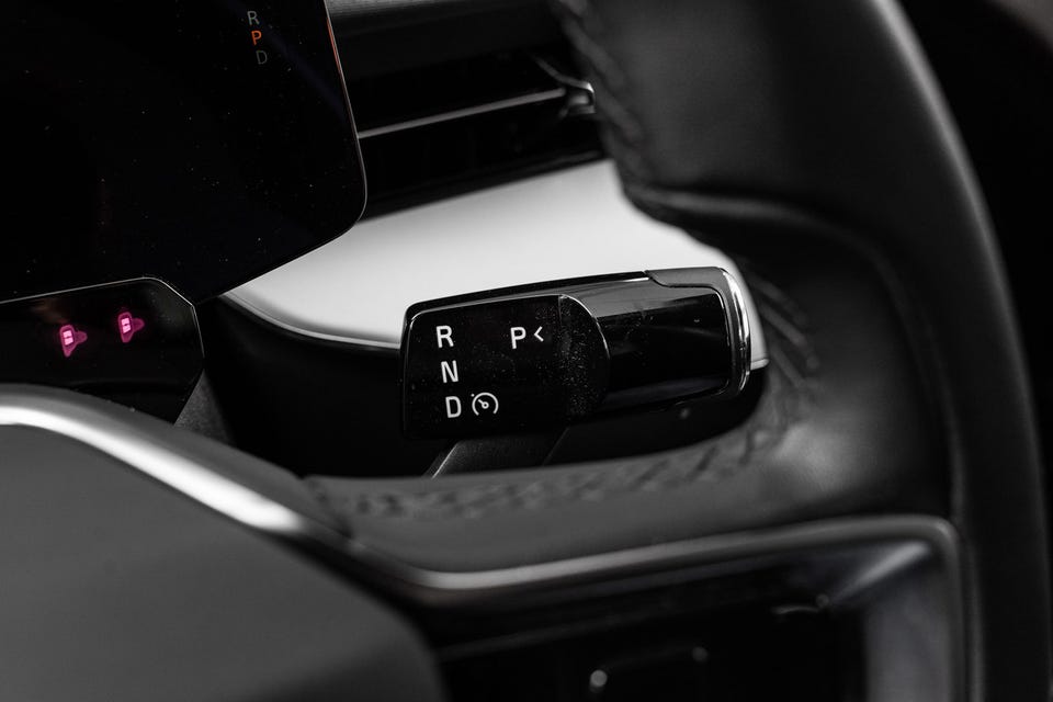 Minimalistisk girvelger med R/N/D/P-knapper og premium detaljer i midtkonsollen