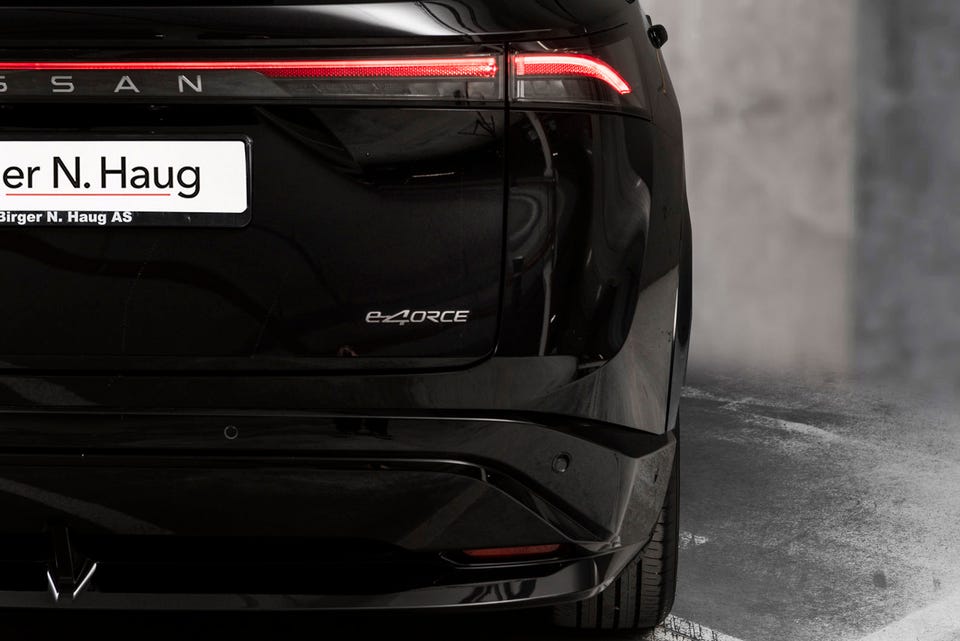 Heldekkende LED-baklykter, e-4ORCE-emblem og aerodynamisk diffusor bak