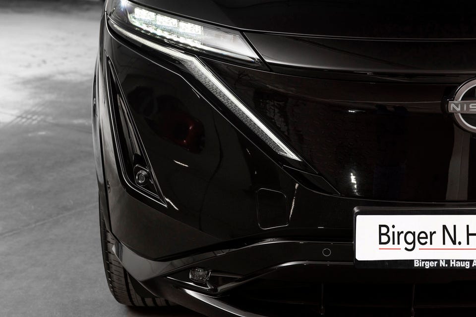 Markant LED-dagslys med skarpe vinkler, lukket frontgrill og aerodynamiske bumperdetaljer i sort