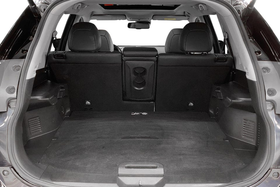 Romslig bagasjerom med teppebelegg, ISOFIX-festepunkter og praktisk armlene med koppholdere