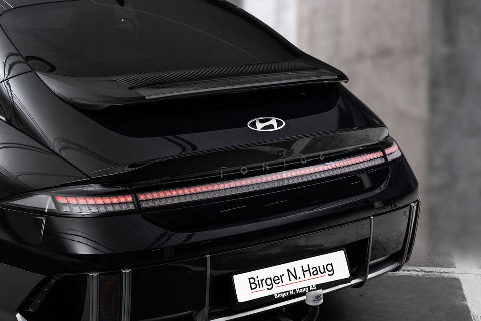 Helintegrert LED-lysbånd bak, aerodynamisk spoiler og pixelert baklyktedesign