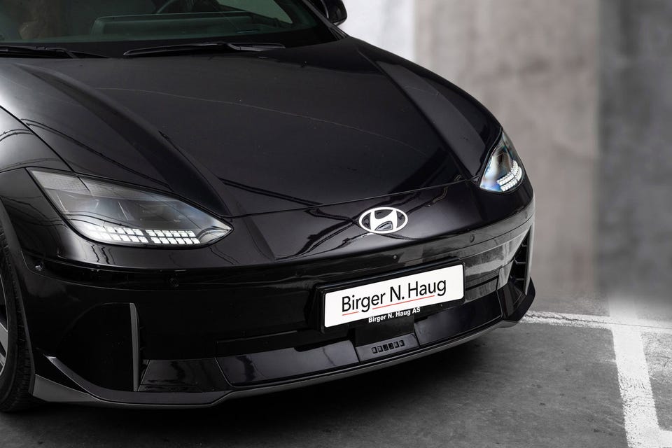 Karakteristiske pixel-LED-lykter, lukket front uten grill, aerodynamisk frontfanger med splitter