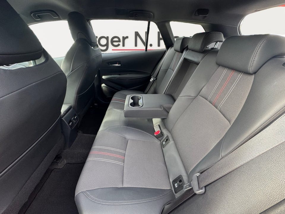 Bak finner man midtarmlene, koppholdere og ISOfix