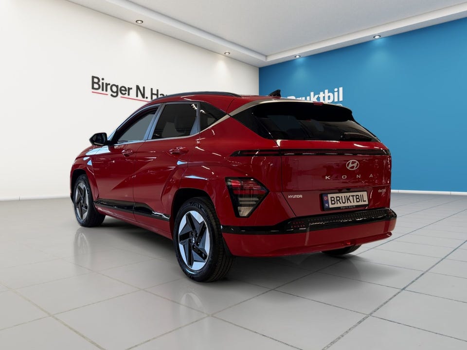 Helintegrert LED-baklys, aerodynamiske aerofelger, svart kontrasttak og spoiler