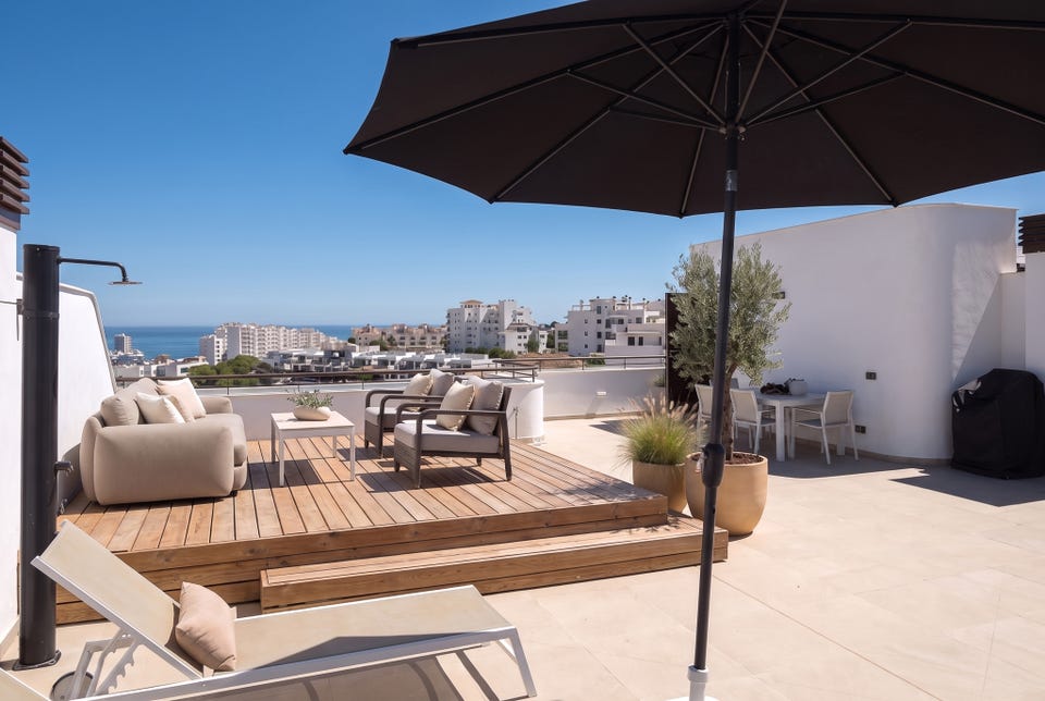 Eksklusiv duplex-penthouse med 3 soverom, sjøutsikt og 117 m² terrasser i Estepona