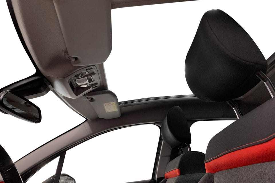 Merk at bilen har et lekkert panoramatak!