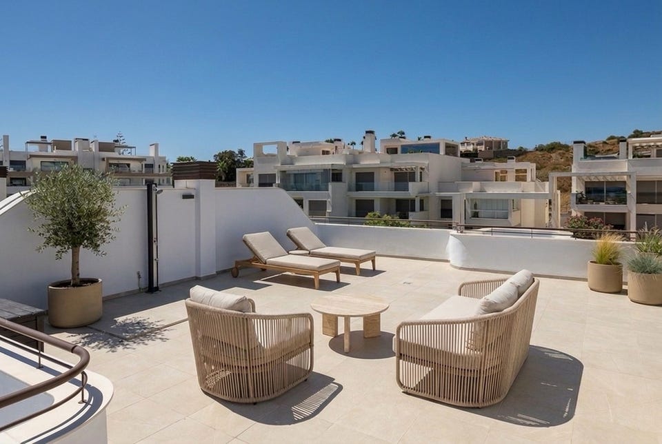 Flott duplex-penthouse med 3 soverom, sjøutsikt og 113 m² terrasse i Estepona