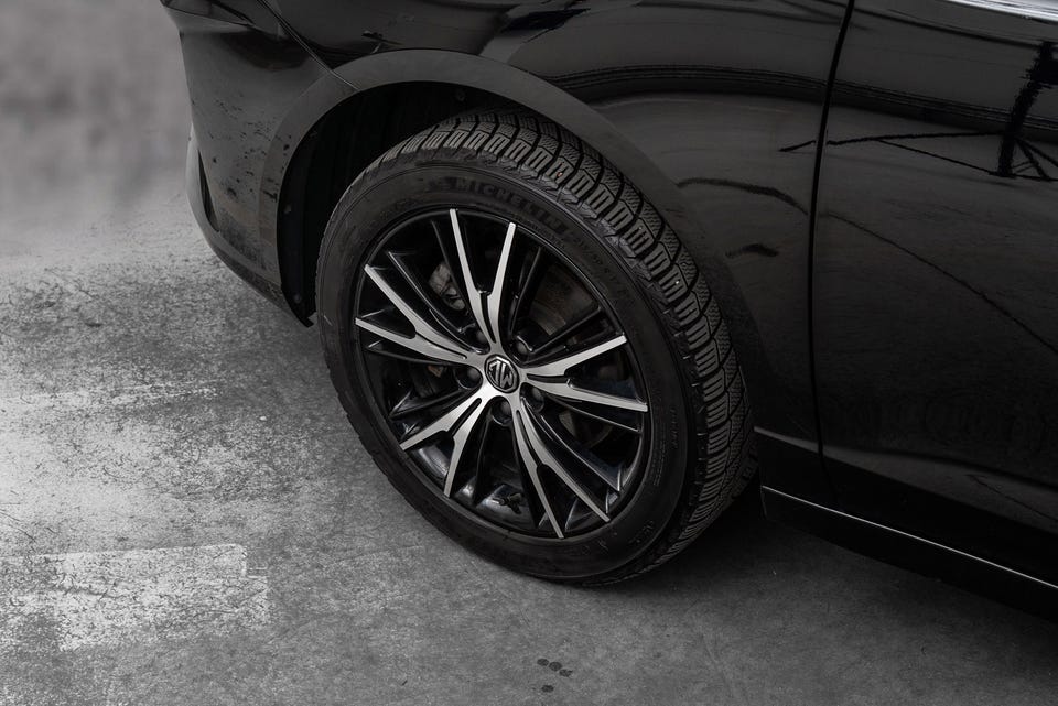 Aluminiumsfelg med MG-navkapsler og Michelin-vinterdekk