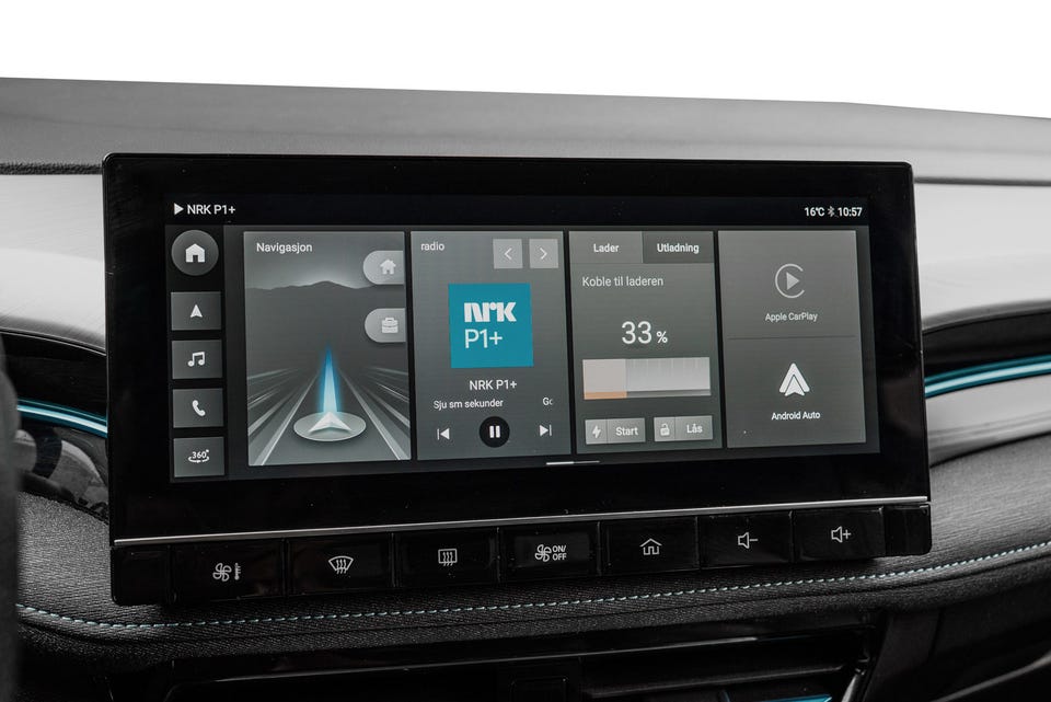 Stor infotainmentskjerm med navigasjon, Apple CarPlay og Android Auto