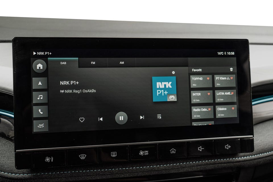 Infotainment og DAB-radio, fysiske snarveisknapper nedenfor