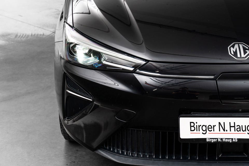 Skarpe LED-lykter, aggressivt frontdesign med vertikale grilllameller og sporty luftinntak