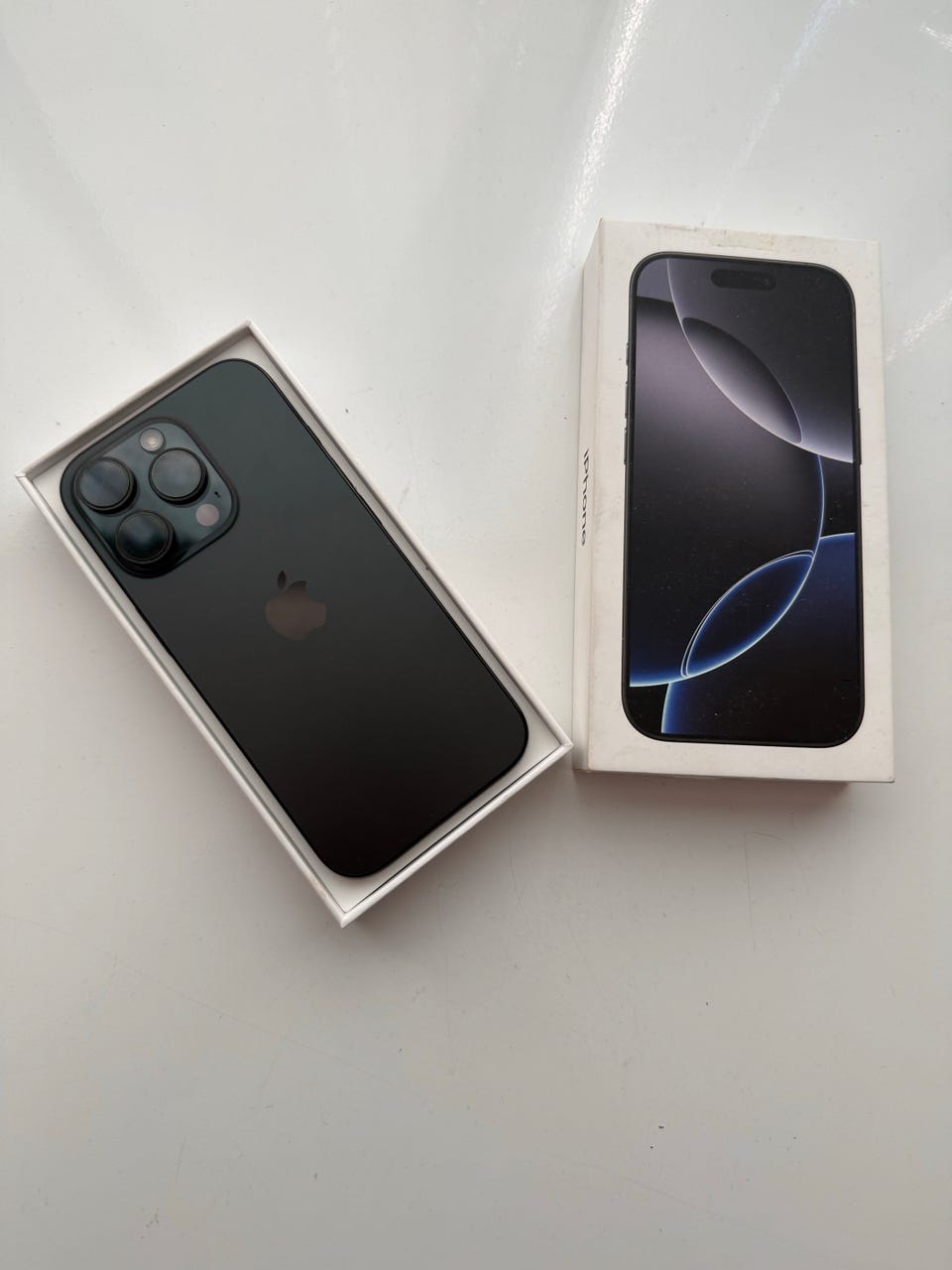 Apple iPhone 16 Pro Black 256GB CA族 📱Apple iPhone 16 Pro 256gb 90%🔋Ideelt– Black Titanium Gratis