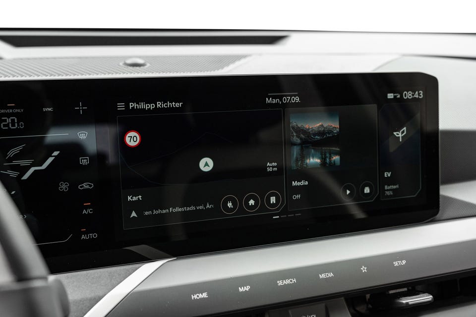 Stor panoramisk infotainmentskjerm med navigasjon, media og EV-status