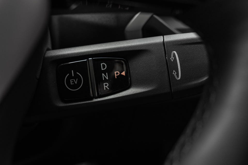 Kompakt elektrisk girvelger med knapper for D/N/R/P og EV-modus