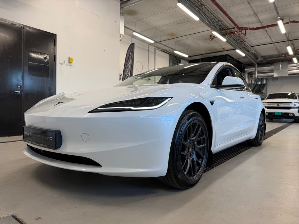 Tesla Model 3 2025 Hvit – bilde 3 – brukt Tesla hos Aastrand Auto Stavanger