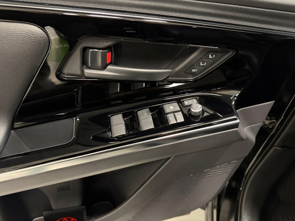 Blank pianolakkpanel med seteminneknapper og elektriske vinduskontroller