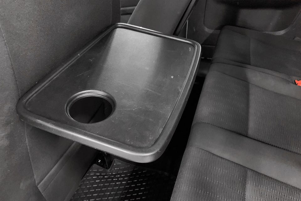 Praktisk klapbord med koppholder i baksetet, stoffseter