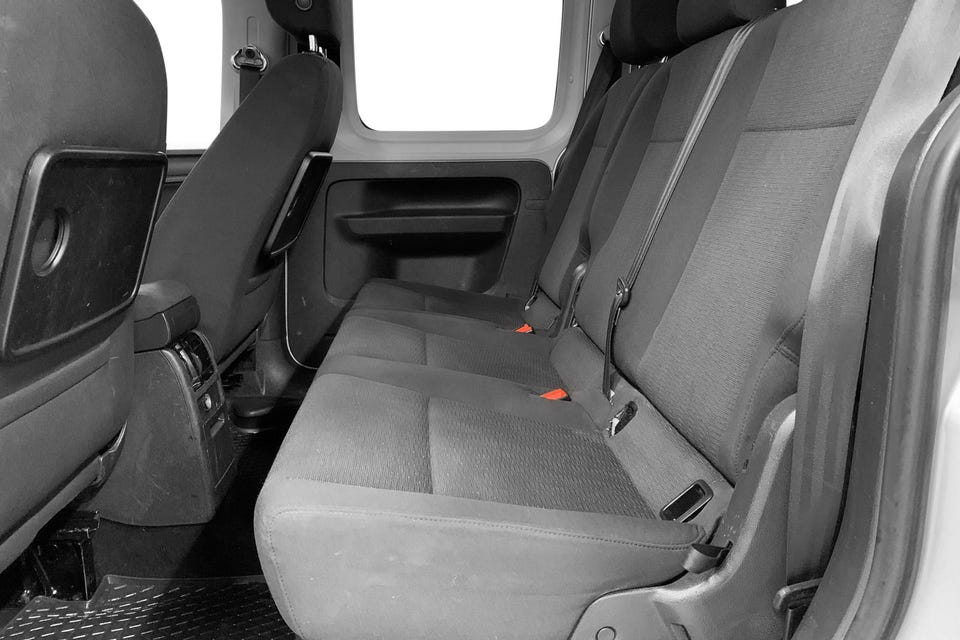 Romslig baksete i stoff, praktiske lommer på forseterygger, gummimatter