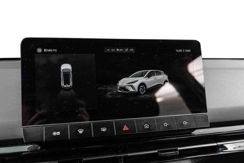 Bilen er utstyrt med ryggesensor som vises på skjermen.