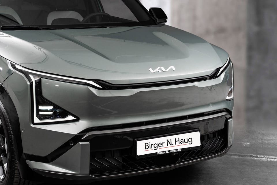 Lukket front uten grill, smale LED-lys med geometrisk design og markerte luftinntak nederst