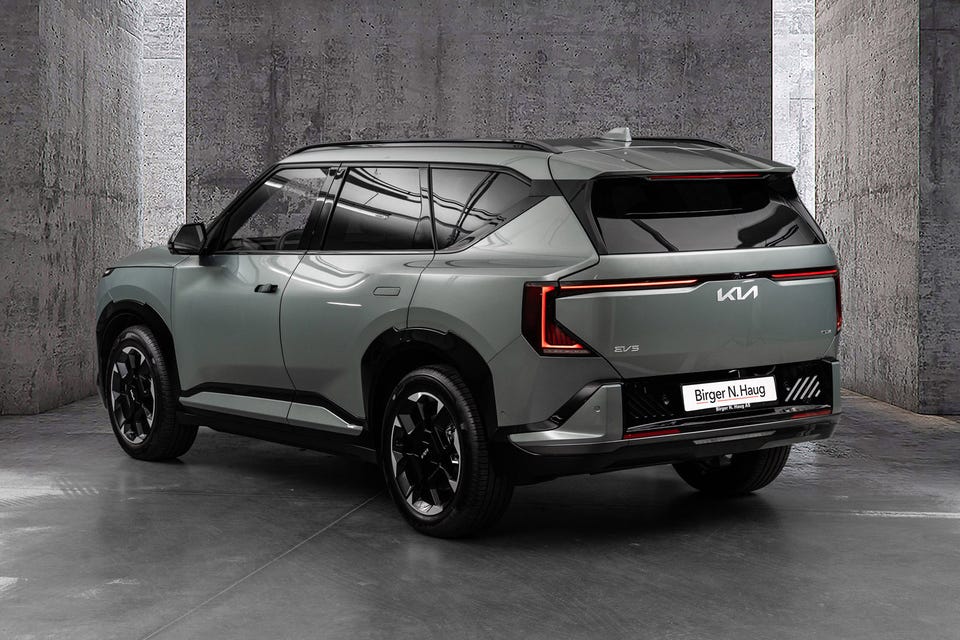 Heldekkende LED-baklykter med rød stripe, integrert spoiler og markante svarte felger