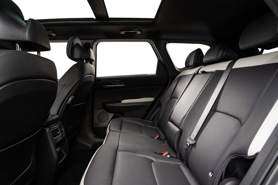 Romslig baksete med skinnseter, panoramatak og ambient lys langs dørpanelet