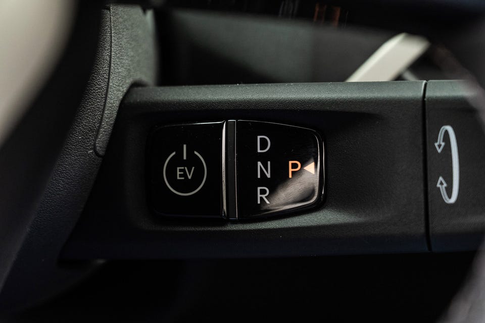 Kompakt girvelger med knapper for kjøremoduser og EV-modus, moderne og minimalistisk design