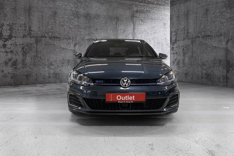 Blå GTE-stripe i grillen, sportslig frontfanger med honeycomb-mønster og GTE-emblem