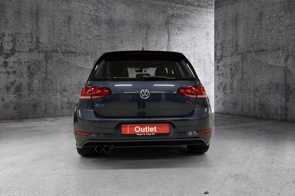 GTE-emblem, doble eksosrør, sportslig diffuser og LED-baklykter med rødt design