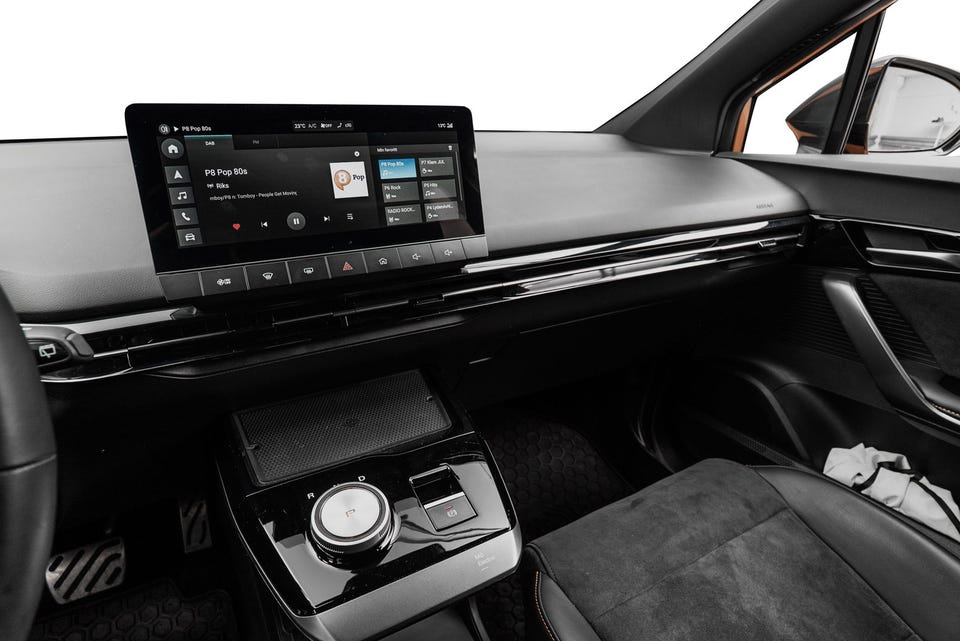 Stor skjerm med integrert Apple Carplay og Android Auto.