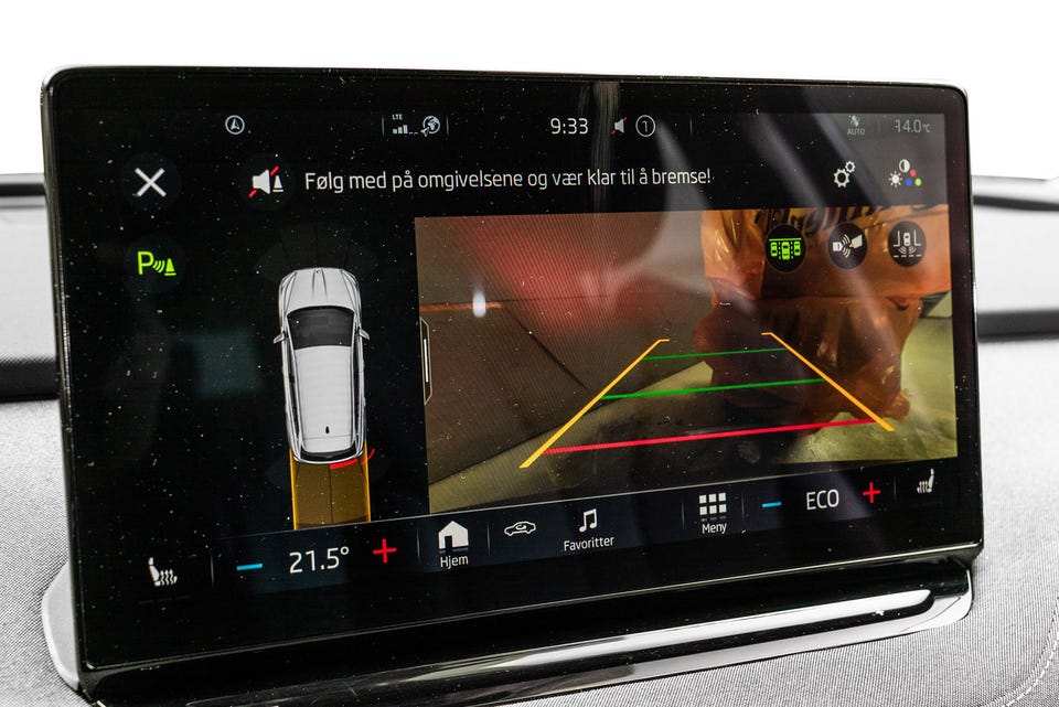Ryggekamera med parksensor gjør det lett å parkere denne SUV-en