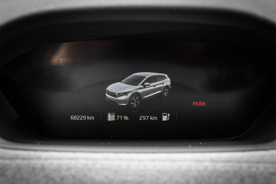 Digital kjørecomputer med trafikk skilt gjenkjenning og dekk trykk sensor