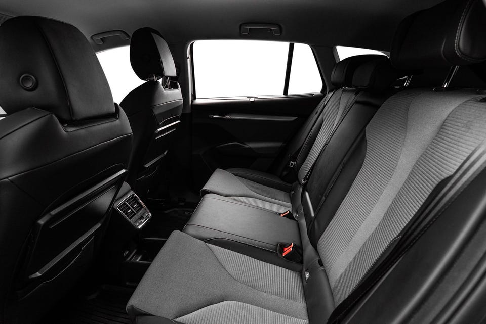 Bak finner man ISOfix, setevarme, midtarmlene og koppholdere