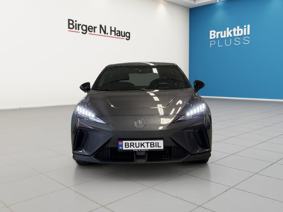 Markante LED-lykter, lukket elbil-front, aggressive luftinntak og aerodynamisk splitter