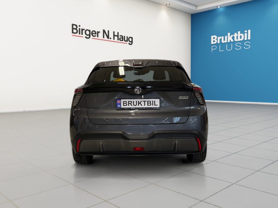 Slankt hekkspoiler, smale LED-baklykter og aerodynamisk diffusor bak