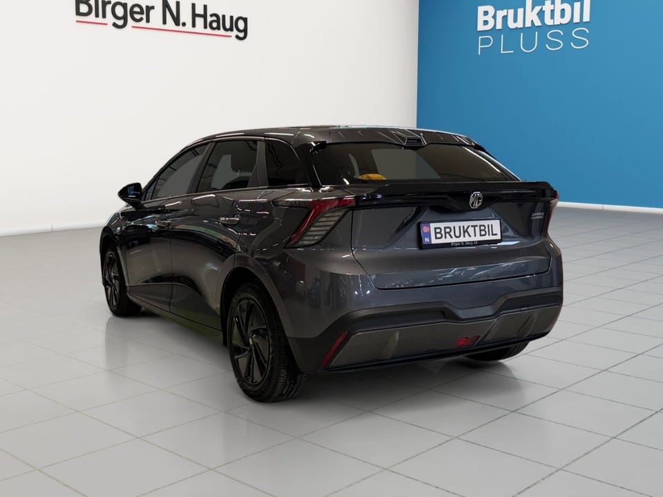 Integrert takspoiler, smale LED-baklykter med gjennomgående lysbånd, svarte felger og røde refleksdetaljer bak