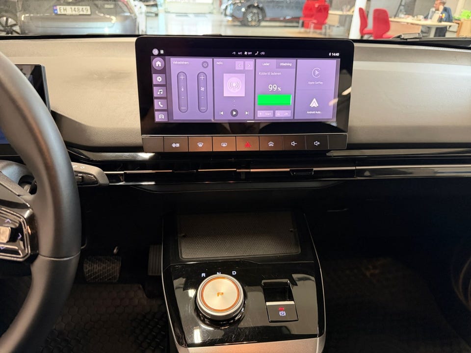 Stor infotainmentskjerm, trådløs lading, rotary-velger med oransje ring, Apple CarPlay og Android Auto