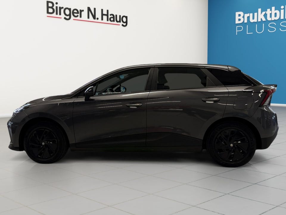 Svarte aerodynamiske felger, coupé-inspirert taklinje og markerte hjulbuer