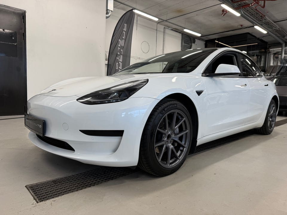Tesla Model 3 2022 Hvit – bilde 2 – brukt Tesla hos Aastrand Auto Stavanger