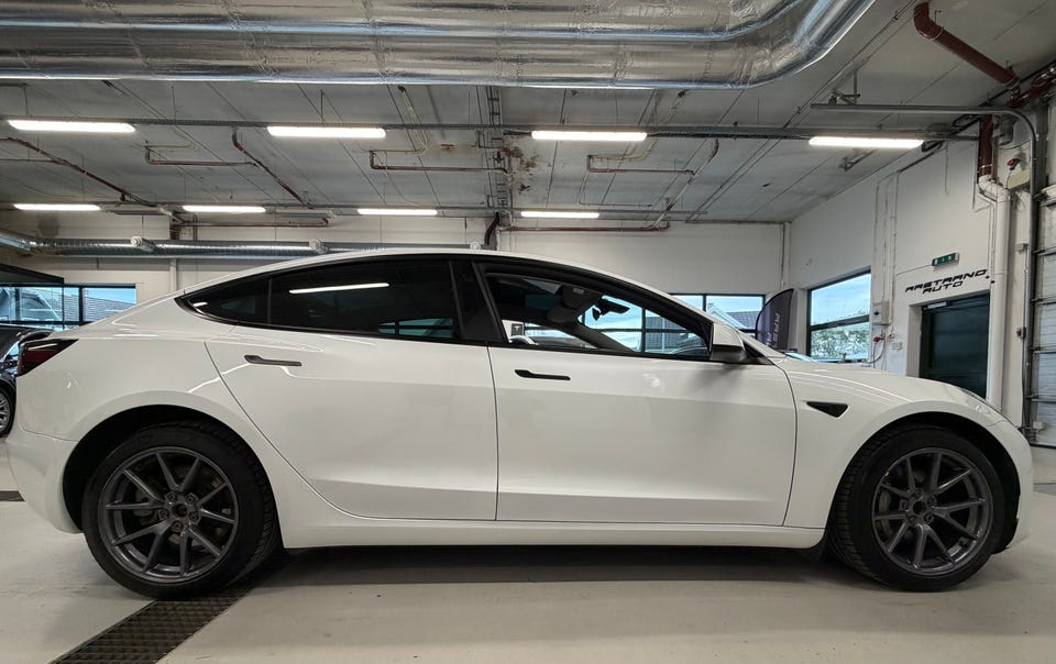 Tesla Model 3 2022 Hvit – bilde 5 – brukt Tesla hos Aastrand Auto Stavanger