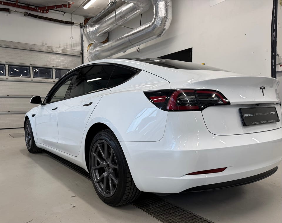 Tesla Model 3 2022 Hvit – bilde 4 – brukt Tesla hos Aastrand Auto Stavanger
