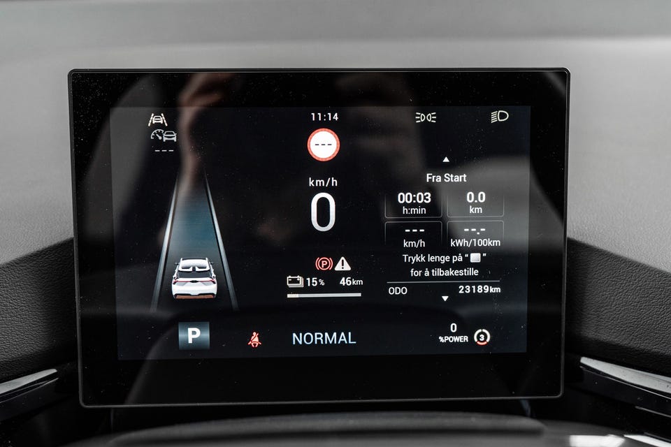 Digital kjørecomputer med trafikk skilt gjenkjenning