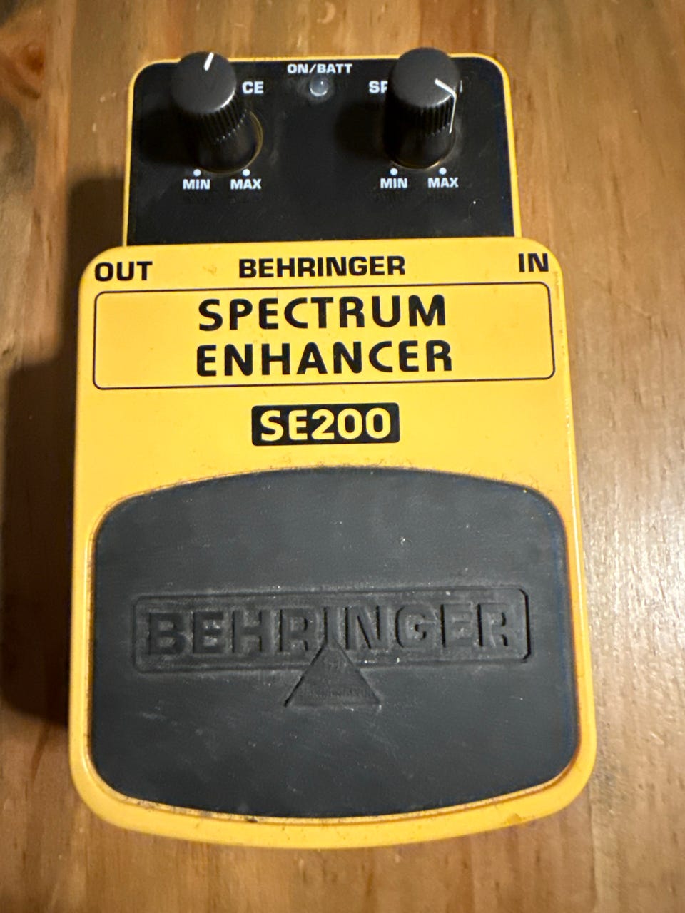 Behringer SE200 Spectrum Enhancer gitarpedal | FINN-torget