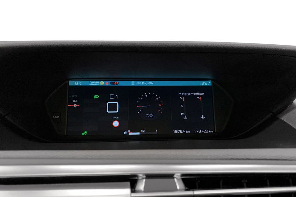 Brukervennlig infotainmentsystem med navigasjon, radio og menyer.