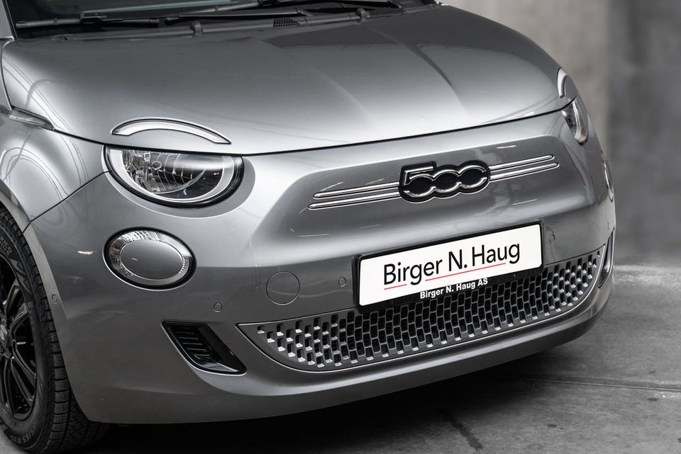 Ikonisk rund frontdesign, kromdetaljer rundt lykter, karakteristisk honeycomb-grill og retro-inspirert emblem