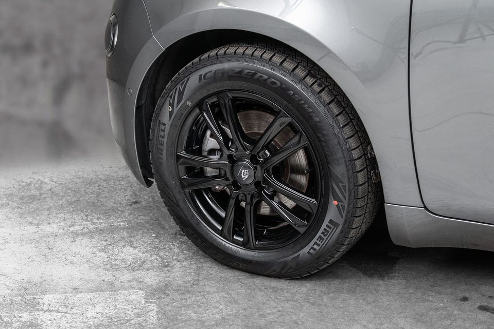 Helsvarte felger med Pirelli Ice Zero-vinterdekk